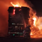 A rodovia ficou totalmente interditada nos dois sentidos por cerca de seis horas, liberada por volta das 4h desta terça-feira (12).