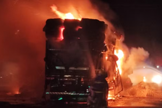 A rodovia ficou totalmente interditada nos dois sentidos por cerca de seis horas, liberada por volta das 4h desta terça-feira (12).