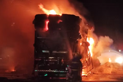 A rodovia ficou totalmente interditada nos dois sentidos por cerca de seis horas, liberada por volta das 4h desta terça-feira (12).