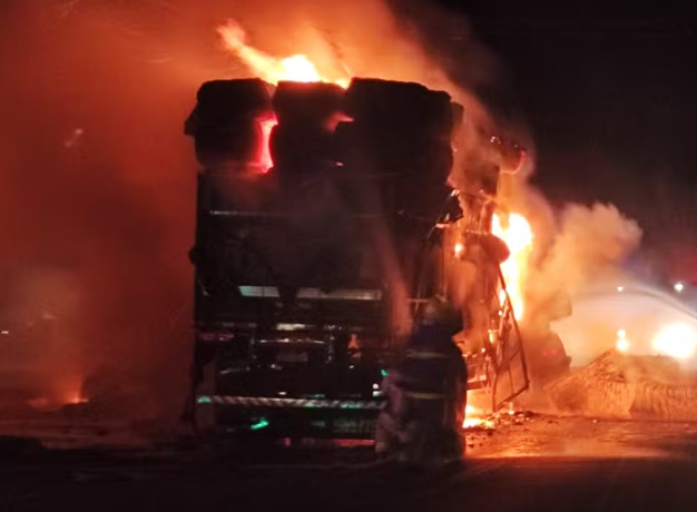 A rodovia ficou totalmente interditada nos dois sentidos por cerca de seis horas, liberada por volta das 4h desta terça-feira (12).