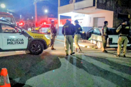 Testemunhas relataram que o carro da vítima era seguido por duas motocicletas, uma Honda XRE 190 e uma CG 160cc.