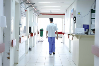 A iniciativa integra a estratégia nacional de fortalecimento da Atenção Primária à Saúde (APS) e tem como objetivo ampliar o acesso à assistência médica em regiões de maior vulnerabilidade social e em áreas remotas do Estado.