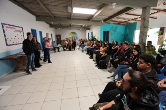 Dos 29 aprendizes, 20 integrarão os quadros da administração pública municipal, enquanto 9 foram selecionados por empresas privadas parceiras.