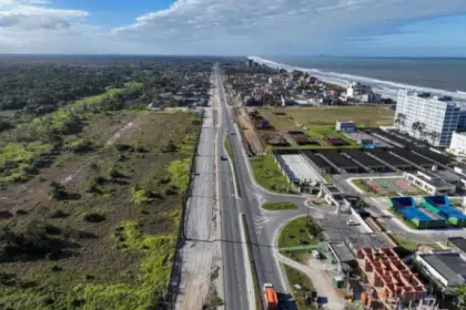 Além da duplicação, o projeto prevê duas novas pontes sobre o Canal de Matinhos e o Rio Balneário.