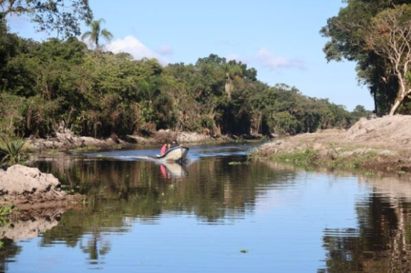 O serviço é conduzido pelo Instituto Água e Terra (IAT), com apoio da Prefeitura, e já atingiu a região da PR-407, avançando para novos trechos.