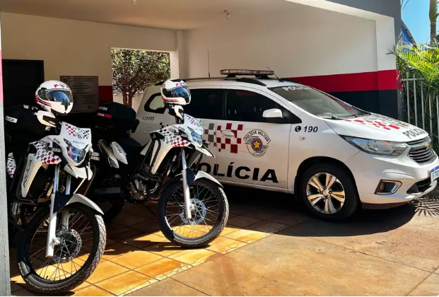 Policiais militares da patrulha de moto do 23º BPM/I abordaram o criminoso pela rodovia Presidente Dutra, na altura do km 72.