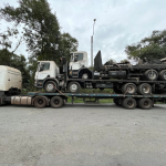 Durante a fiscalização, os agentes constataram que o veículo de carga transportava outros dois caminhões de grande porte de maneira totalmente irregular.