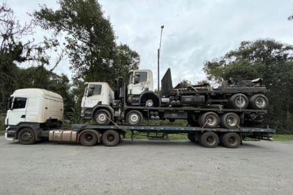 Durante a fiscalização, os agentes constataram que o veículo de carga transportava outros dois caminhões de grande porte de maneira totalmente irregular.