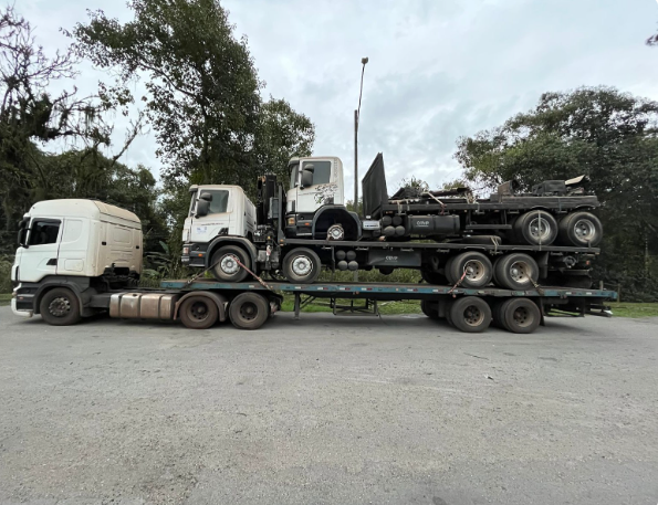 Durante a fiscalização, os agentes constataram que o veículo de carga transportava outros dois caminhões de grande porte de maneira totalmente irregular.