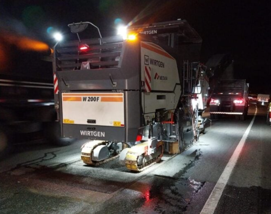 A mesma concessionária também realizará obras no pavimento da BR-116/PR, entre o km 96 e 98, no sentido Sul, em São José dos Pinhais, no sábado (2)As atividades serão realizadas entre 22h e 6h, com bloqueio das faixas da direita, e fluxo de veículos pela faixa da esquerda.
