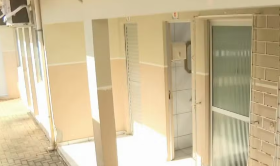 Segundo a Polícia Civil (PC-PR), uma funcionária encontrou o equipamento escondido dentro de um interruptor.