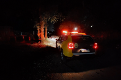 Ele contou as equipes de emergência que estava dormindo no interior da sua residência, em uma área de invasão, quando foi chamado no portão.