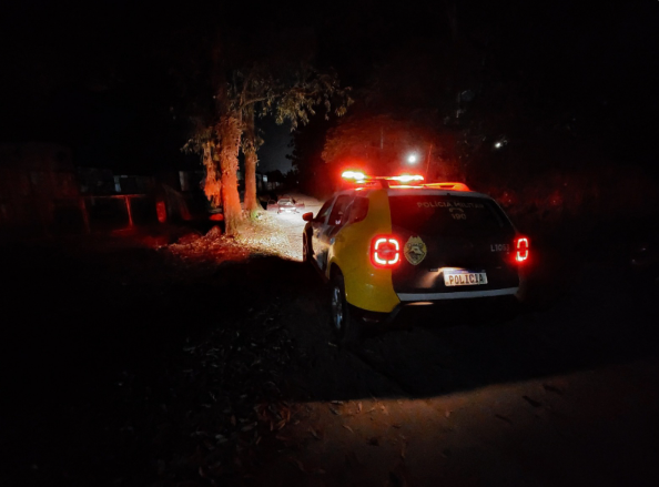 Ele contou as equipes de emergência que estava dormindo no interior da sua residência, em uma área de invasão, quando foi chamado no portão.