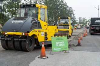 Máquinas operam no local, elevando o espessamento do asfalto de cinco para oito centímetros, em resposta à intensidade de uso na via.