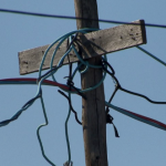 De acordo com os solicitantes, uma ligação clandestina estaria fornecendo energia elétrica naquela unidade consumidora.