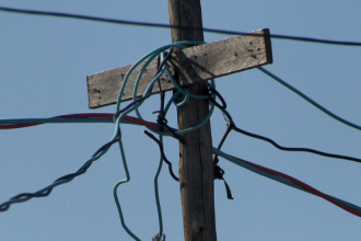 De acordo com os solicitantes, uma ligação clandestina estaria fornecendo energia elétrica naquela unidade consumidora.
