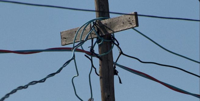 De acordo com os solicitantes, uma ligação clandestina estaria fornecendo energia elétrica naquela unidade consumidora.