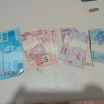 Presos em flagrante, os dois homens foram levados para o plantão da Polícia Civil.