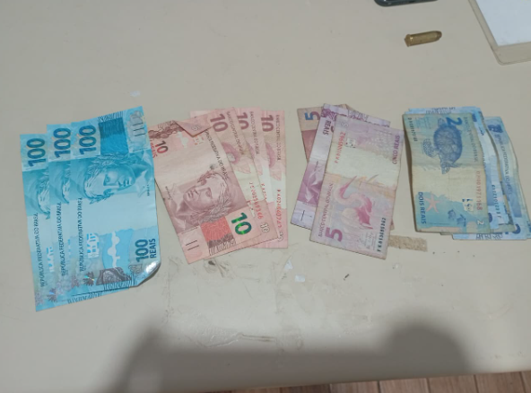 Presos em flagrante, os dois homens foram levados para o plantão da Polícia Civil.