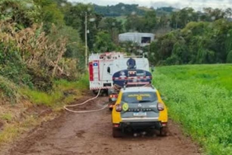 Um incêndio de grandes proporções atingiu uma residência localizada no interior da comunidade.