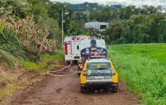 Um incêndio de grandes proporções atingiu uma residência localizada no interior da comunidade.