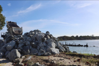 A estrutura marítima busca solucionar problemas ambientais na região onde o Canal Artificial do Departamento Nacional de Obras e Saneamento (DNOS) encontra a Baía de Paranaguá.