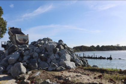 A estrutura marítima busca solucionar problemas ambientais na região onde o Canal Artificial do Departamento Nacional de Obras e Saneamento (DNOS) encontra a Baía de Paranaguá.