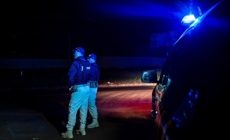 A ação teve início após a identificação de um comboio suspeito formado por três veículos que se deslocavam pela PR-239.