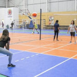 As oportunidades são para crianças, adultos e idosos, em 85 modalidades diferentes, como alongamento, ginástica, futebol, dança, natação e muito mais.