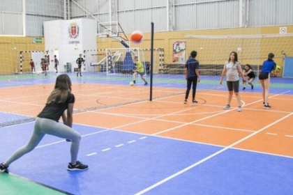 As oportunidades são para crianças, adultos e idosos, em 85 modalidades diferentes, como alongamento, ginástica, futebol, dança, natação e muito mais.