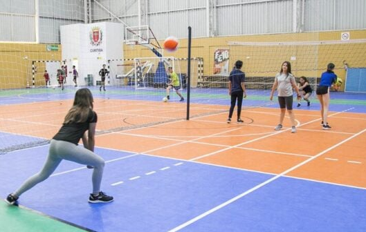 As oportunidades são para crianças, adultos e idosos, em 85 modalidades diferentes, como alongamento, ginástica, futebol, dança, natação e muito mais.