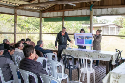 A comunidade fica cercada pela Estação Ecológica da Ilha do Mel, unidade de conservação de proteção integral.