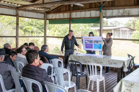 A comunidade fica cercada pela Estação Ecológica da Ilha do Mel, unidade de conservação de proteção integral.