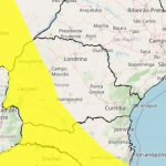 A presença de uma frente fria sobre o oceano e de um sistema de baixa pressão sobre o Paraguai mantêm o céu com muita nebulosidade e com chuvas ao longo do dia.