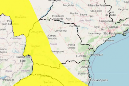 A presença de uma frente fria sobre o oceano e de um sistema de baixa pressão sobre o Paraguai mantêm o céu com muita nebulosidade e com chuvas ao longo do dia.