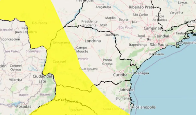 A presença de uma frente fria sobre o oceano e de um sistema de baixa pressão sobre o Paraguai mantêm o céu com muita nebulosidade e com chuvas ao longo do dia.