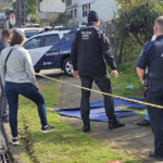 De acordo com o delegado Victor Menezes, o homem aparenta ter entre 30 e 40 anos e teria tentado se defender antes de morrer, já que foram identificados ferimentos na mão.