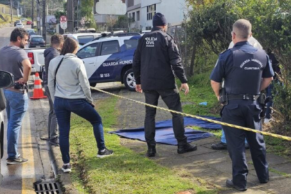 De acordo com o delegado Victor Menezes, o homem aparenta ter entre 30 e 40 anos e teria tentado se defender antes de morrer, já que foram identificados ferimentos na mão.