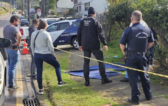 De acordo com o delegado Victor Menezes, o homem aparenta ter entre 30 e 40 anos e teria tentado se defender antes de morrer, já que foram identificados ferimentos na mão.