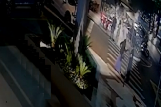 Ambos entraram em um embate violento, e a agressora o golpeou uma única vez com uma faca.