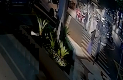 Ambos entraram em um embate violento, e a agressora o golpeou uma única vez com uma faca.