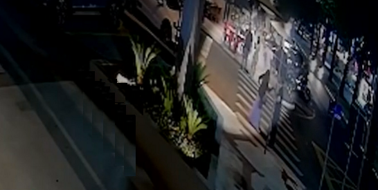Ambos entraram em um embate violento, e a agressora o golpeou uma única vez com uma faca.