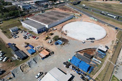 O bairro recebe um novo reservatório capaz de armazenar 10 milhões de litros de água tratada, o equivalente a 20.000 caixas-d’água (de 500 litros).