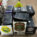 Um veículo carregado com dezenas de fardos de maconha, após sair de trilha às margens do Rio Paraná.