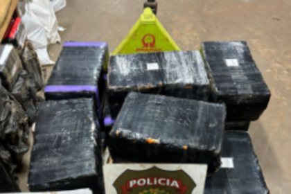 Um veículo carregado com dezenas de fardos de maconha, após sair de trilha às margens do Rio Paraná.