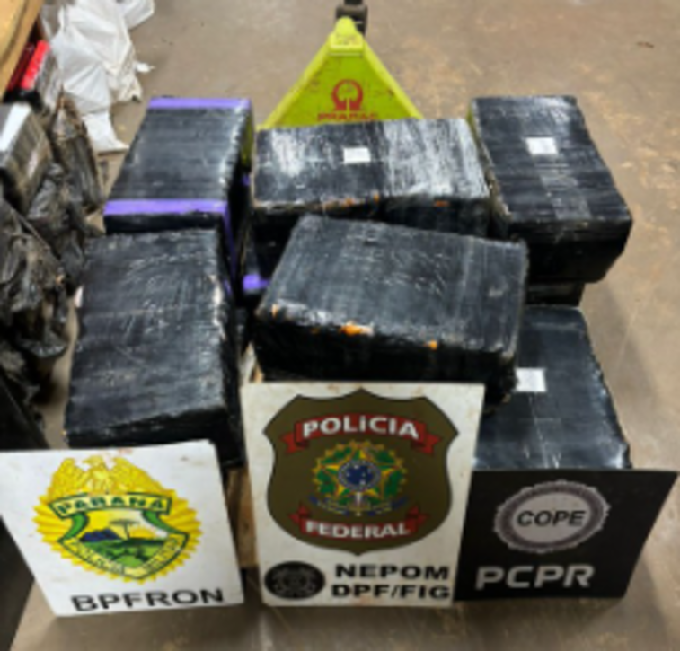 Um veículo carregado com dezenas de fardos de maconha, após sair de trilha às margens do Rio Paraná.