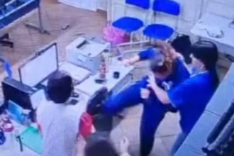 A fim de conter a situação, funcionários encaminharam a jovem até a sala dos professores, onde seria advertida pela diretora.
