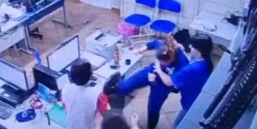 A fim de conter a situação, funcionários encaminharam a jovem até a sala dos professores, onde seria advertida pela diretora.