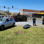 De acordo com a Guarda Municipal (GM), o Sandero parou em um semáforo, e o caminhão acabou batendo na traseira do carro.