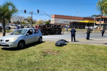 De acordo com a Guarda Municipal (GM), o Sandero parou em um semáforo, e o caminhão acabou batendo na traseira do carro.